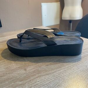 OluKai platform women's leather sandals in black EUC women’s size 10